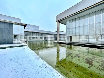 Glass panel walls reflected on the water © Alma Reyes