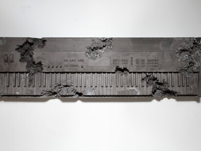 Daniel Arsham, "Obsidian Eroded Keyboard" 2014, Fragments d'obsidienne, verre dépoli, hydrostone, 39,5 x 133 x 12,5 cm / 15 1/2 x 52 1/4 x 5 inches, Courtesy Galerie Perrotin