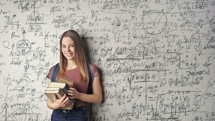 Studentessa con libri davanti a una lavagna bianca con formule matematiche. Il Libro delle dimostrazioni: dove le forme concettuali trovano perfezione ed esemplarità