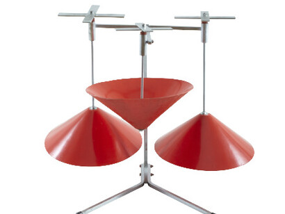 14 Structures sonores et pédagogiques
Bernard (*1917) und François (*1920) Baschet1977/1983ParisStahl, Nirosta-Stahl, Eisen, Duralumin, Glas, Glasfiber, Pappe, Kunststoff, Schaumstoffdiverse Größen; D Schalltrichter 68 cm