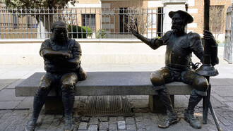 Escultura de Sancho Panza y Don Quijote frente a la Casa de Cervantes, Alcalá de Henares. Pedro Requejo Novoa, 2005. Colección Jorge M. González