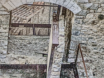 Iglesia medieval reencontrada durante la restauración de la fortaleza, Valle de Orcia, Italia