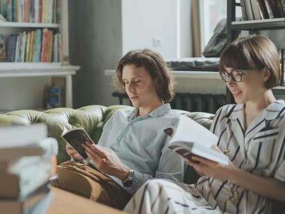 Due persone che leggono insieme 