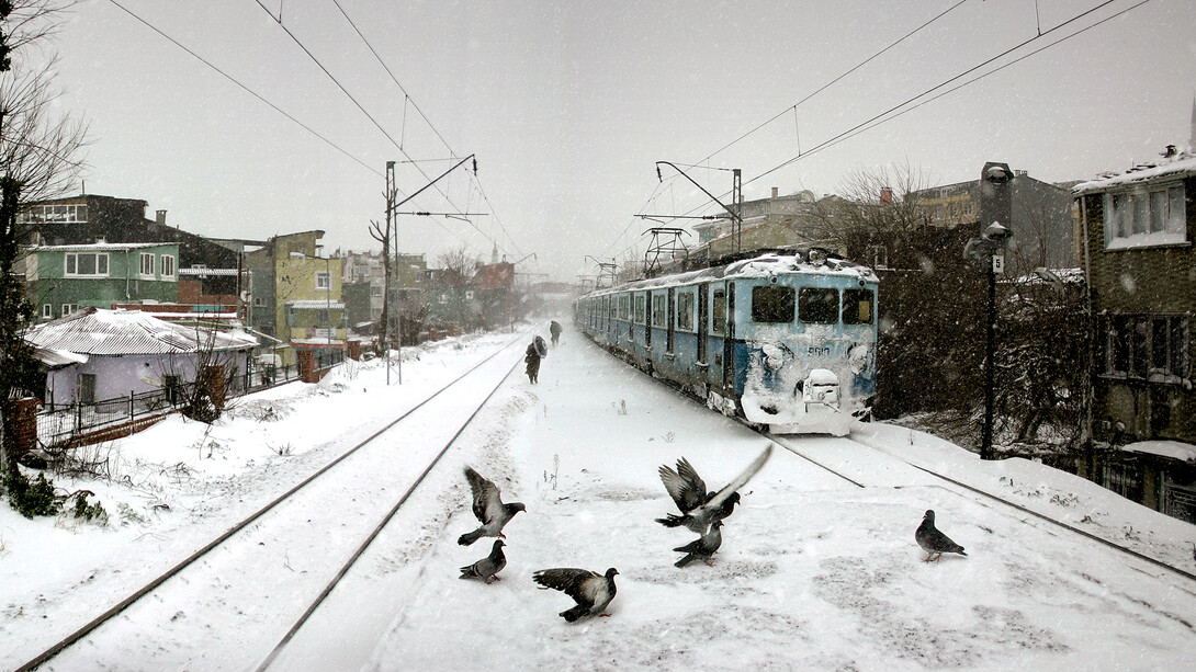 Nuri Bilge Ceylan, Banliyö treni (suburban train), İstanbul, 2004. Courtesy of Eye Filmmuseum