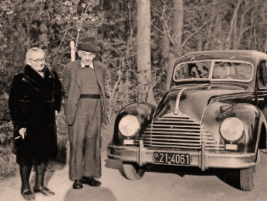 Victor Klemperer posa junto a su auto nuevo
