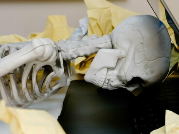 Ainda que seja difícil não acreditar que as conquistas materiais não tenham impacto na vida humana, em vários momentos o mundo moderno parece excessivamente angustiante para o indivíduo. Então como o conforto material se contrapõe ao estresse psicológico?