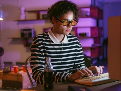 Mas como falar hoje dessa experiência artística em rede? O que restou de suas promessas de democracia estética, de suas tensões com o mercado e de sua materialidade sempre em fluxo? O desafio crítico é situar net.art para além da nostalgia, ou seja, como campo que ainda pode pulsar, capaz de nos ensinar sobre o presente em que algoritmos e interfaces moldam o fazer artístico e a vida social