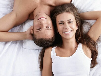 Pareja tumbada en una cama