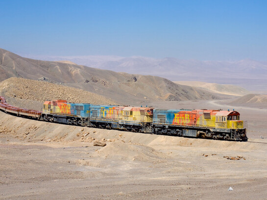 Tren de mercancías cargado con placas de cobre, Chile