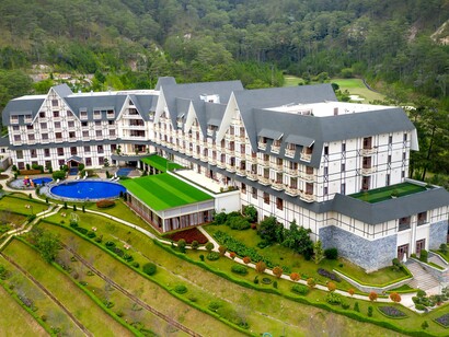 Um enorme hotel revela a imponência arquitetônica dos grandes estabelecimentos destinados a receber viajantes no início do século XX. A transformação de uma residência em hotel, como ocorre na história de Ernestine, também nasce do desejo de conferir uma nova função e uma nova identidade a um espaço