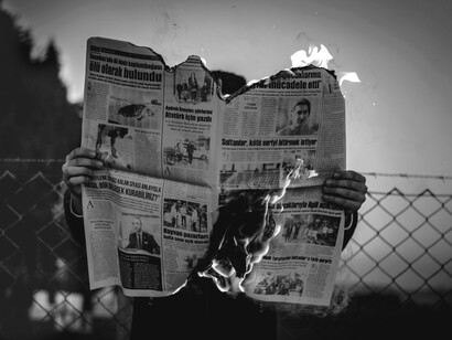 Dopo la firma del secondo contratto, nel febbraio 2021, il "The New York Times" pubblicò un articolo che rivelava che la Presidente Ursula von der Leyen aveva negoziato quest’ultimo contratto per quasi due miliardi di dosi direttamente via SMS 