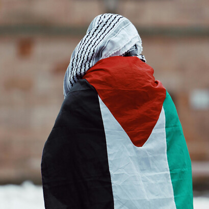 Los países árabes vecinos, en vez de ayudar a resolver su situación política y social, les han perpetuado sus condiciones