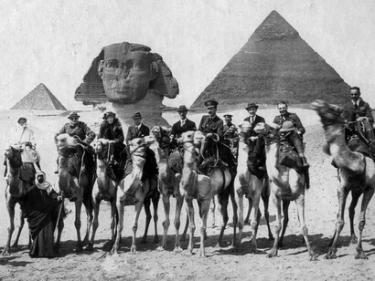 Algunos participantes en la Conferencia de El Cairo (1921). a la izquierda, Winston Chuchill y Gertrude Bell 