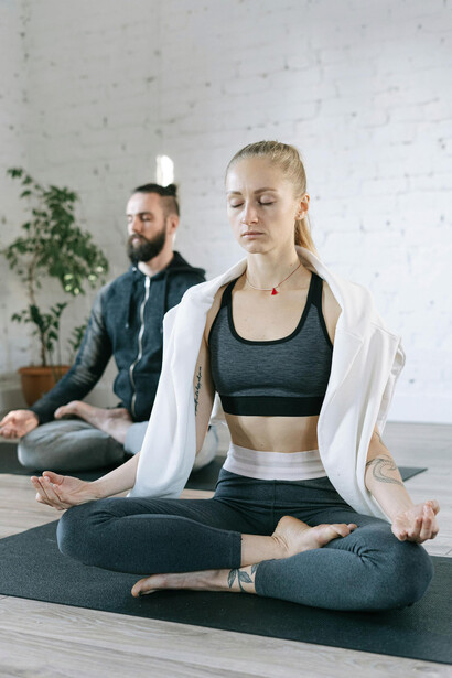 Meditar. Essa habilidade de permitir que os outros sigam seus próprios caminhos é desenvolvida ao longo de um extenso período de prática tranquila, por isso tenha paciência consigo