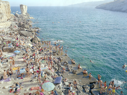 Massimo Vitali, Porto Miggiano, 2011, chromogenic print on Diasec, 193 × 231.1 cm, courtesy the artist and Ronchini Gallery