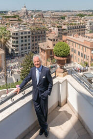 Roberto E. Wirth en la azotea: al fondo, con la escalinata que conecta la Piazza di Spagna con Trinità dei Monti