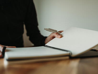 Imaginar un “más allá” o un plano alternativo permite reinterpretar los momentos decisivos de la trama desde una lógica simbólica y no lineal