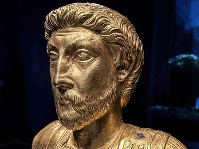 Fue no solo filósofo sino además líder militar y administrador del Imperio romano. Gobernó durante una época de muchos conflictos y la peste antonina. Busto de oro del emperador romano Marco Aurelio, 161-180 d. C., hallado en Aventicum, Suiza