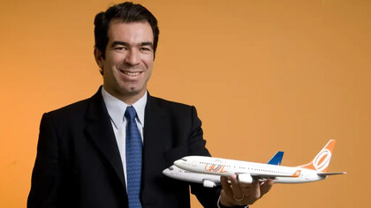 Constantino de Oliveira Júnior segura uma miniatura de uma aeronave da Gol, companhia que ajudou a transformar o mercado aéreo brasileiro. À frente da empresa, participou da introdução de um modelo baseado em custos mais baixos e tarifas mais acessíveis, contribuindo para ampliar o acesso ao transporte aéreo no país