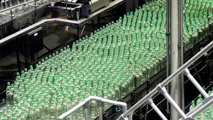Fábrica de embalagens para líquidos. Embalagens são fundamentais para a manutenção da qualidade de alimentos durante todo o processo