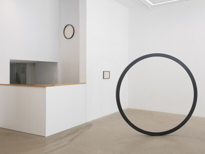 Irma Álvarez-Laviada, Pasar de una idea a otra como se pasa de una curva cóncava a una convexa, vista de exhibición. Cortesía de la Galería Juan Silió