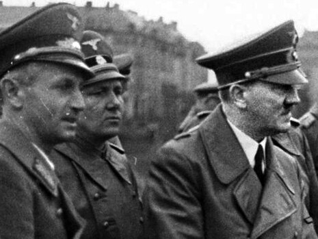Marburg an der Drau (Maribor).- Visite Adolf Hitler.- a partir da esquerda: Sigfried [Siegfried] Uiberreither, Martin Bormann, Adolf Hitler, Otto Dietrich na Ponte Drau