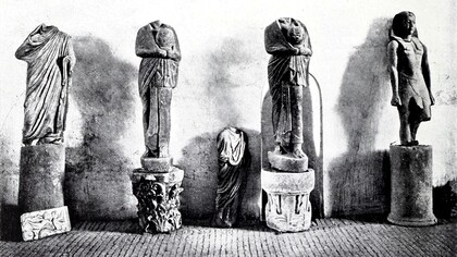 Reperti dello scavo del 1903 in una foto d'epoca, Tempio di Iside, Benevento, Italia