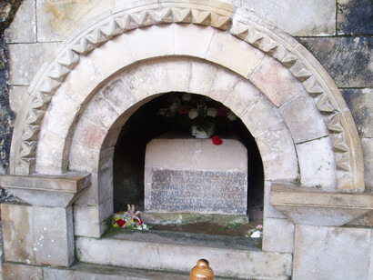 Don Pelayo: frenó la expansión de los musulmanes hacia el norte, comenzó la reconquista y se le ha considerado tradicionalmente como el fundador del reino de Asturias. Sepulcro de Don Pelayo, Cuevas de Covadonga, Asturias, España