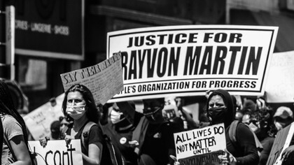 Manifestação do movimento Black Lives Matter. Assassinatos como os de Trayvon Martin e George Floyd  desencadearam uma onda global e histórica de protestos contra a injustiça racial. Os que conseguiram ou conseguem fugir ao magma burguês-trabalhador são os protagonistas das incertezas ascendentes. São os povos, as culturas, as classes, os grupos que mais sofreram com a dominação capitalista, colonialista e patriarcal moderna e que souberam resistir sem abrir mão dos conhecimentos e dos modos de conviver e de ser que os seus antepassados e os companheiros ou camaradas de hoje lhes foram transmitindo nas lutas e na resistência