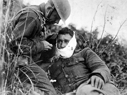 1916: primo soccorso a un fante inglese sfigurato in combattimento