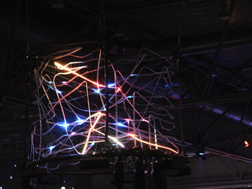 Es preciso imaginar el principio de autoría como una unidad finita y real, una materia sonora compuesta por elementos que puedan percibirse con riqueza tímbrica y armónica. Instalación audiovisual de luces fotografiada en el 35.º Congreso de Comunicación del Caos (35c3), 2018, celebrado en Leipzig, Alemania