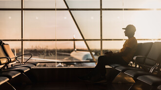 Hombre sentado en la sala de espera de un aeropuerto