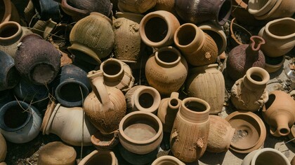 Minha paixão pela argila começou como um hobby que descobri quando voltei a viver no Brasil e fui levando ele de maneira despretensiosa até começarem a surgir cada vez mais encomendas e mais recentemente o convite para dar aulas. Esse novo contato constante com alunos conhecendo a arte cerâmica pela primeira vez tem me trazido cada vez mais reflexões. Pesquisando e vivendo tudo isso nos últimos meses, decidi compartilhar algumas delas nesse texto