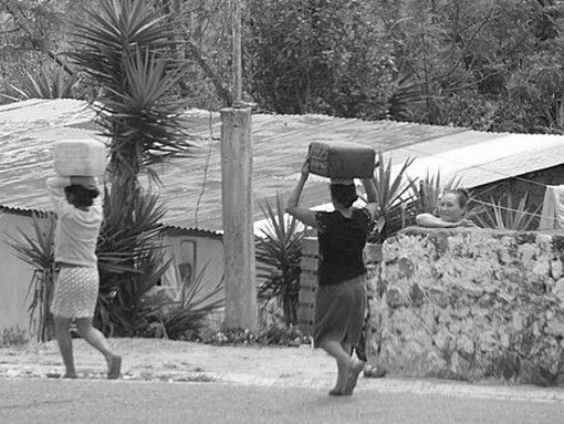 El camino de regreso a casa, transportando agua, Guatemala