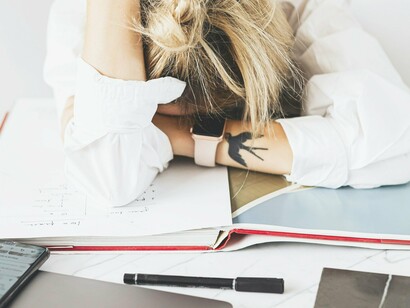 Garota frustrada com seus estudos. Então estudar não é fazer resumo bonito? O que vamos fazer: estudar do jeito que as provas querem. Está tudo perdido? Não