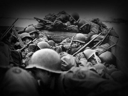 Soldados acinados en un bote cruzando el Rin bajo fuego enemigo, Segunda Guerra Mundial, marzo de 1945
