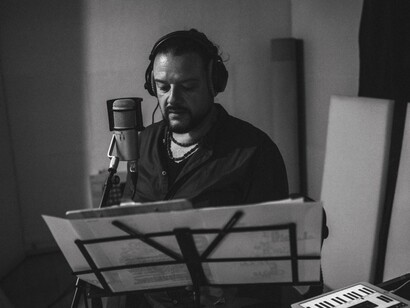 Con la sua voce calda e avvolgente, Bedin riesce a trasmettere intensità e poesia anche nei silenzi tra le note. Nella foto Alan Bedin