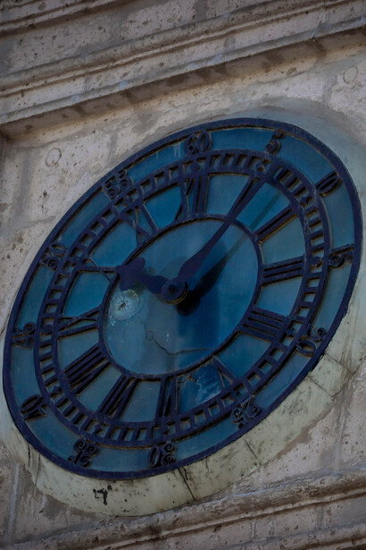 Durante la revuelta de 1950, una bala perdida perforó el vidrio junto al número IX, dejando una marca silenciosa de aquel conflicto en la estructura del reloj. Fotografía de Christiam Ojeda Valenzuela