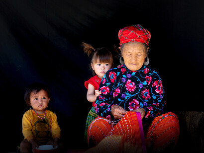 Moda en Vietnam: Todo el trabajo se realiza a mano y los motivos y patrones de las telas reflejan la identidad de cada población y su entorno