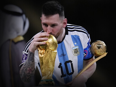 Lionel Messi besa la copa del mundo, luego de haberse impuesto en la final a la selección de Francia en Qatar 2022