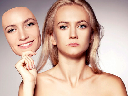 En mayor o menos grado, todos tenemos dos caras: la que mostramos en público y la que tenemos en nuestra esfera más íntima