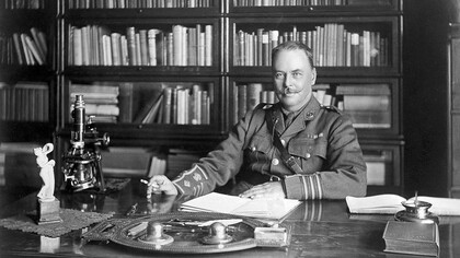 Ronald Ross en su biblioteca