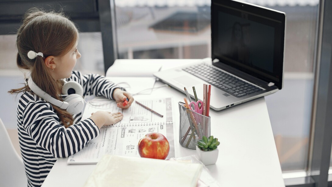 La personalización del aprendizaje permite adaptar experiencias educativas a las necesidades individuales de cada estudiante, mejorando su compromiso y resultados
