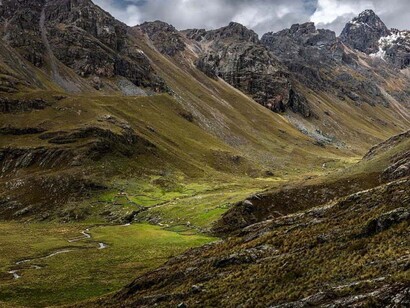 Verdes valles y blancas montañas
