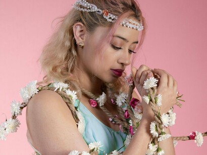 Mulher enrolada em cordas. Há momentos que vivemos total turbulência que nossas vidas saem de um ritmo natural e pegam um atalho que não sabemos bem onde vai dar, mas a mochila de vivências pessoais sinaliza tamanho desconforto que nos arrebata






