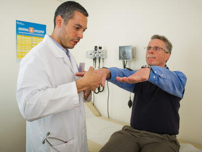 Un paciente se hace unas pruebas en la consulta de un médico