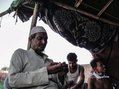 A senior Rohingya man addressing others in the Camp
