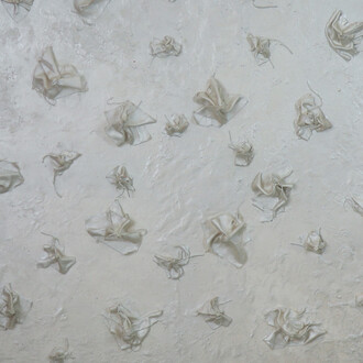 Incontri (Sapienza Universale - bianco), resina, seta, acrilico su tela, 150 × 150 cm
