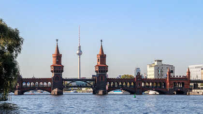 Berlino, Ponte Oberbaum e iconica Torre della televisione, fiume Sprea, Berlino, Germania