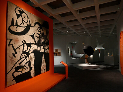 Gallery view, courtesy of the Hong Kong Museum of Art. Copyright for all the photographs of the works belonging to Fundació Joan Miró, Barcelona: © Fundació Joan Miró, Barcelona. Photo: Jaume Blassi. For all the works by Joan Miró: © Successió Miró / ADAGP, Paris - SACK, Seoul, 2023. Photo: Successió Miró Archive